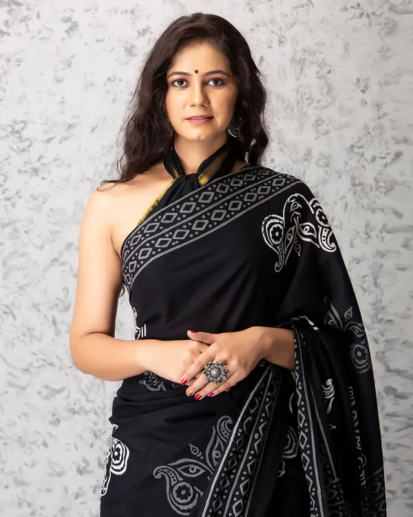 Black_Cotton_Folk_Print_Mulmul_Saree_For_Women